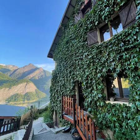 Hostel Gite L'emparis